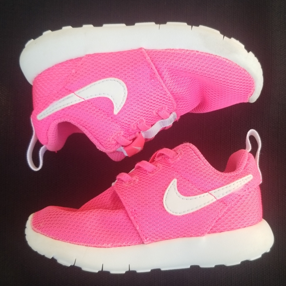 Girls Nike Roshe Run in Pink